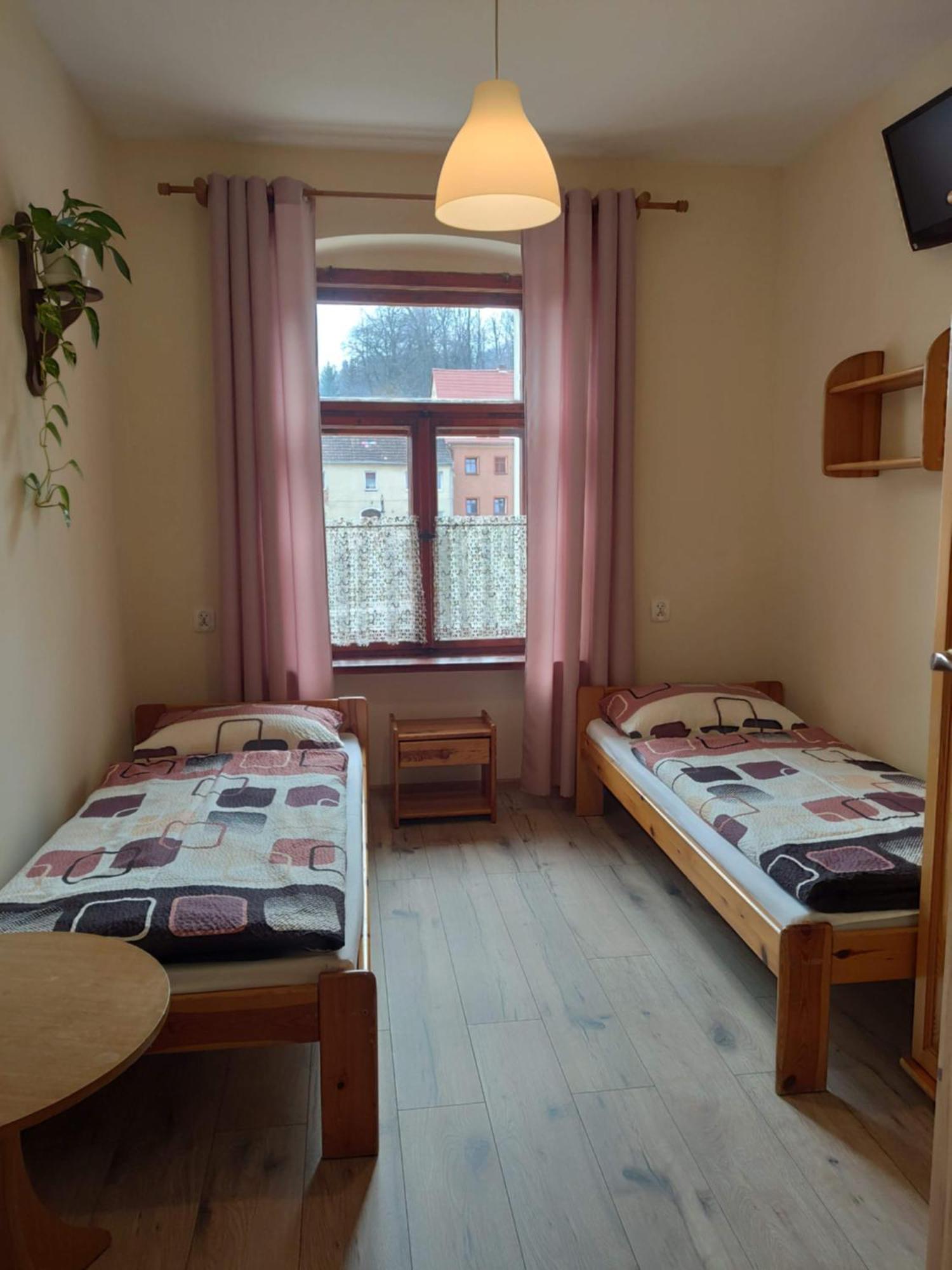 Apartamenty I Pokoje Goscinne "Wacus" Srebrna Góra Exteriör bild